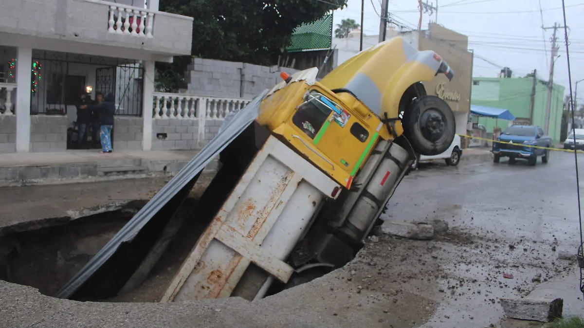 Camión se hunde por enorme socavón formado en la colonia Enrique Cárdenas de Tampico Mario Cruces (1)